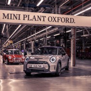 MINI ハッチバック のEV「クーパーSE」と初代MINI。英国オックスフォード工場