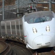 業務用室を利用して行なう九州新幹線の宅配便輸送。写真は800系。