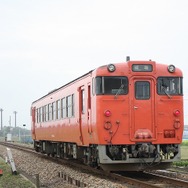 津山線の新たな観光列車の改造種車となるJR西日本のキハ40形。写真は富山県の城端線のもの。