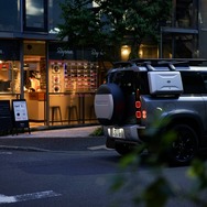 今回のランドローバー記事の撮影にご協力頂いたラファジャパンの直営店「ラファ東京」。製品の販売はもちろん、ラファを愛するサイクリストの拠点として、ライドイベントなども定期的に開催。本格的なコーヒーや料理が味わえるカフェも併設されている。　ラファ東京：東京都渋谷区千駄ケ谷3丁目1-6　/　Instagram：@Rapha_Japan　/　Facebook：@RaphaJapan　/　Twitter：@Rapha_Japan