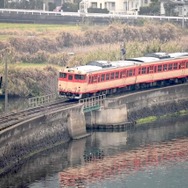 大村線を行く国鉄急行色のキハ66・67。同線ではおもに快速『シーサイドライナー』に運用され、主力を担った。2021年4月時点で2両編成8本が在籍。