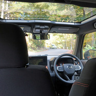 ヒップポイントが低く、前席に視界を遮られるため、後席は前席とは打って変わって薄暗い印象。ドアの窓面積も狭い。