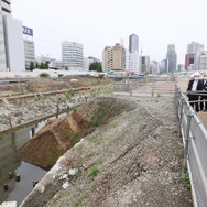5月29日、「高輪築堤」を視察する菅首相。