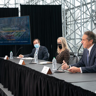 ニューヨークモーターショー2021に関する発表を行うアンドリュー・クオモ知事
