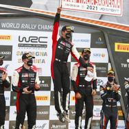 WRC第5戦の表彰式（中央左がオジェ。同右は優勝コ・ドライバーのイングラシア）。
