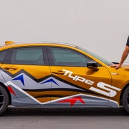アキュラ TLX 新型の「タイプS」の「パイクスピーク2021」ペースカー仕様とドライバーのアント・アンステッド氏
