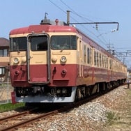 えちごトキめき鉄道がJR西日本から購入した413・455系電車。元は急行型交直両用電車455・475系だったため、このような国鉄急行色に塗り替えられた。