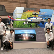 「第6回 Japan Drone」（6月14日～16日）ヤマハ展示ブースにて。中央が森林計測に使われる無人ヘリ「FAZER R G2」