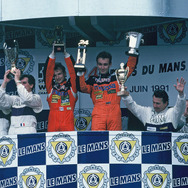優勝して表彰台の中央に立った#55 マツダのバイドラーとガショー（写真は1991年）。