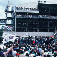 マツダの初優勝で歓喜に包まれた1991年のルマン。日の丸が誇らしげに存在を主張する。