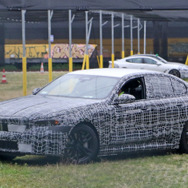 BMW 5シリーズ 次期型プロトタイプ。ボディサイドには「ハイブリッドテスト車」の文字が（スクープ写真）