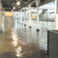 冠水した山陽本線糸崎駅（7月8日）。
