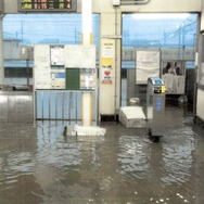冠水した山陽本線糸崎駅（7月8日）。