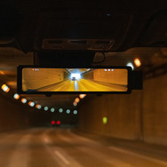 トンネル内のリアカメラ映像。プライバシーガラス装着車でもしっかりとした映像が映し出される