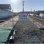 立入禁止の柵が入っている旧日高門別駅の構内。