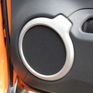 シンフォニ クワトロリゴ・テンポシリーズのミッドバスをドアにインナー取り付け。高品質スピーカーを手軽に利用する例だ。