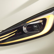 トヨタ アクア 新型、Bi-Beam LEDヘッドランプ LEDターンランプ点灯時 ※Zに標準装備。G、Xにメーカーオプション