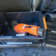 ヴィークルパワーコネクター。オレンジ色の部分のなかにコンセントが用意されている。充電ポートに接続し、白いシールが貼られた部分にある丸いボタンを押せば車のバッテリーの電力が外部に供給される。