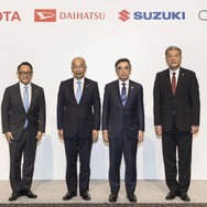 向かって左からトヨタ自動車の豊田社長、ダイハツ工業の奥平社長、スズキの鈴木社長、CJPTの中嶋社長