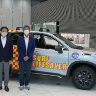 7月19日、スバル本社ショールーム（東京都渋谷区）での車両引き渡し式。左：スバル国内営業本部の佐藤本部長、右：日本ライフセービング協会の入谷拓哉理事長