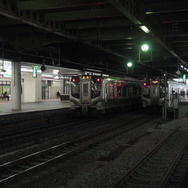 東北本線仙台駅構内。同駅では日付を跨いで1時台に発車する東北本線や仙山線のオリンピック向け深夜臨時列車が運休となる。