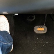 タイヤハウスの出っ張りが大きく、ペダル配置は助手席側に大きくシフトしている