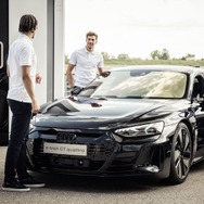 FCバイエルンミュンヘンの選手に引き渡されたアウディ e-tron GT クワトロ と RS e-tron GT