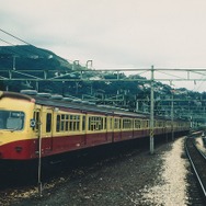 1978年まで運用されていた初代・新潟色の旧型電車。大半は70系の先頭車（クハ76形）と中間車（モハ70形）で編成を組んでいた。前面の塗分けが「金太郎塗り」と言われる所以。