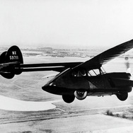空飛ぶ車のプロトタイプの例（1946年）。翼はデタッチャブル、飛行用と走行用のエンジンは同一。