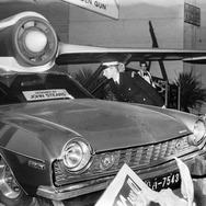 映画『007 黄金銃を持つ男』に登場した空飛ぶ車（1974年）。ジェットエンジン付きの翼はデタチッャブル、車はAMC『マタドール・クーペ』だ。写真はイベントに出展されたもの。