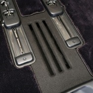 サブウーファーからの低音の車内に響き渡らせるためにフロアパネルには音抜け用のスリット加工が施されている。