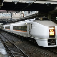 高崎線系統の「通勤特急」として運行されている651系『スワローあかぎ』。定期券とグリーン券の組合せでグリーン車が利用可に。