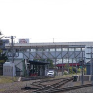 現在の倶知安駅構内。左手の駅舎側ホームは1986年10月まで伊達紋別～京極～倶知安間を結んでいた胆振線の列車が発着していたが、すでに線路が撤去されており、ホームとしては機能していない。左の線路は留置線。2021年9月20日。