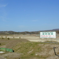 キャンプ場やパークゴルフ場などが一体で整備される計画だったが、温泉オープン時は未整備だった。2002年4月27日。