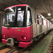 大江戸線用の12-600形電車。