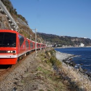 「スターナイトエクスプレス」に使われる『リゾート21』キンメ電車。伊豆の特産・金目鯛にちなんだ塗色。