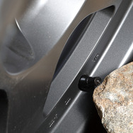 エアバルブは岩石との干渉をさけるため、ショートタイプのゴム製バルブを採用　