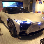 BEVコンセプトカーのLF-Z Electrifiedが展示中だ。