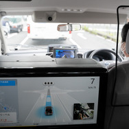 走行中には、運転席の手元が表示される