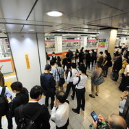 電車の運転再開を待つ人々（10月7日、東京・新宿駅）