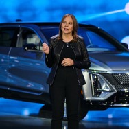 GMの新成長戦略を発表するメアリー・バーラ会長兼CEO