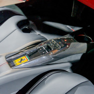 運転席と助手席の間には、ドライブセレクターや、パワーウインドーのスイッチ類が配置されている。
