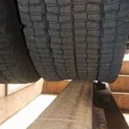後輪の道路用ゴムタイヤは、鉄道モードではこのようにレール面と接触するため、摩耗に対する注意が必要だとされている。