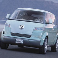 VW マイクロバス・コンセプト（2001年）から20年、紆余曲折の末、市販モデル『ID.BUZZ』が登場する。