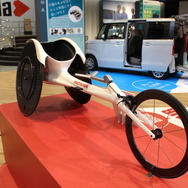 陸上競技用車いすのフラッグシップモデル「翔（かける）」