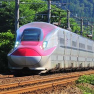秋田新幹線『こまち』。在来線区間の盛岡～秋田間では普通車利用で100円の値下げとなる。