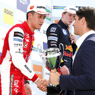 2018年、当時のFIA F3 ヨーロピアン選手権に参戦していた周冠宇（左）。