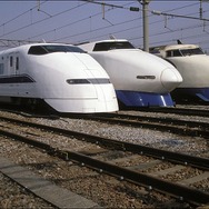 向かって左から300系、100系、0系の新幹線（1992年2月）