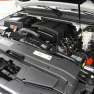 GM、最新型の燃料電池車とハイブリッド車を日本初公開