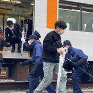 11月22日に東武鉄道（東武）と警視庁板橋警察署が共同で実施した、乗客の避難誘導訓練。